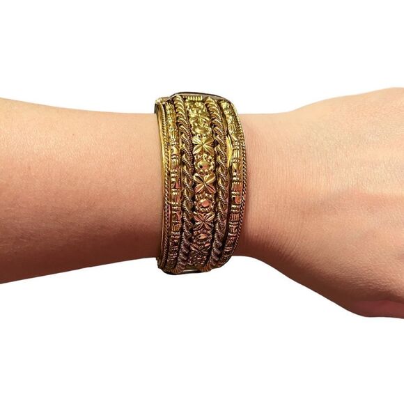 NWT Gold Tone Bangle Cuff Bracelet - Picture 6 of 6